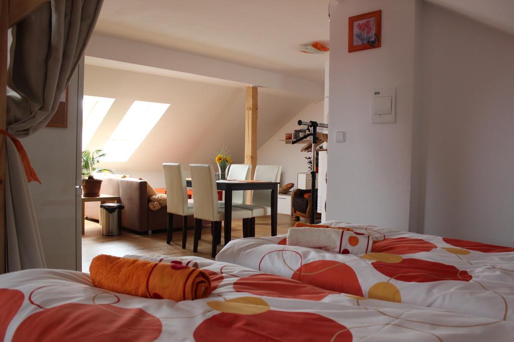 Orange Loft Apartment Kájov Zimmer foto