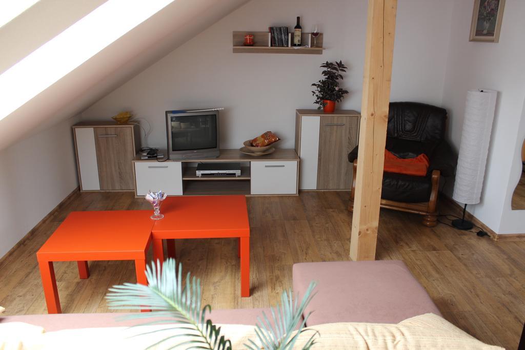 Orange Loft Apartment Kájov Zimmer foto